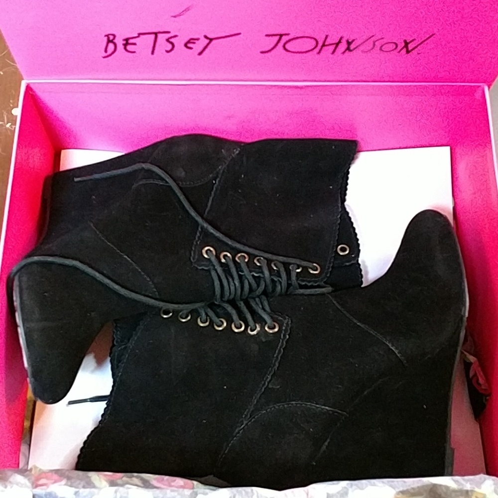 NIB Betsey Johnson Dayna Wedge Boots 7